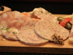 リヨン伝統のシャルキュトリーが感動級！カウンターフレンチの新星『ビストロ スマイユ』