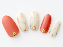 【365日ネイル】手元に明るさと上品さを…旬の柿色×ホワイト大理石ネイル |