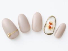 【365日ネイル】流行りの囲みデザインをフレームアート風に…エレガントなグレージュネイ