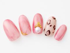 【365日ネイル】旬のヒョウ柄を上品に取り入れ！女らしさと今っぽさのあるピンクネイル