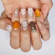 秋カラーでシックにまとめる！手描きエスニックネイル【ギ☆のセルフネイル手本帖】 | マ