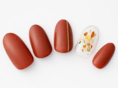 【365日ネイル】秋を楽しむ連休にぴったり♪くすみレッドの紅葉ネイル |