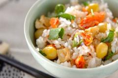 鮭と昆布の旨みたっぷり！ 彩り鮮やか「鮭の炊き込みご飯」 - ビューティーガール