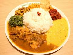 大阪発『ポンガラカレー』が東京へ進出！ 混ぜて楽しむ「本格スリランカ系スパイスカレー