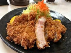 おなかにも懐にも優しい庶民の豚料理を極めた「町の定食屋さん」で出会う、至福のとんか