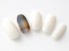 【365日ネイル】ホワイト×チェックに温かみを…柔らかい印象のマットネイル |