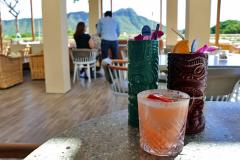 ダイヤモンドヘッドを目の前においしい食事とドリンクを楽しめる「デック」