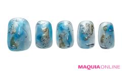 海の浮遊感をイメージした、アーティスティックな「ニュアンス」ネイル | マキアオンライ