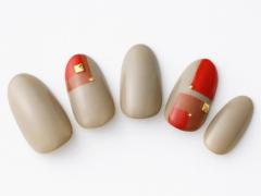 紅葉を見ながらお散歩♪赤をアクセントにしたグレージュネイル |