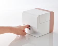 LiLiCoも驚愕！たった10秒でネイルサロン級のアートデザインをプリントできる小泉成器の「プ