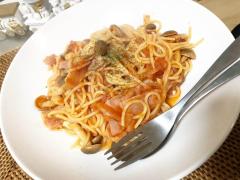 簡単トマトソースで美容にいい「しめじとベーコンと玉ねぎのトマトソースパスタ」 - ビュ