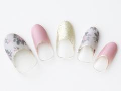 【365日ネイル】くすみカラーで柔らかい雰囲気に…色っぽかわいいスモーキーピンクのフレ