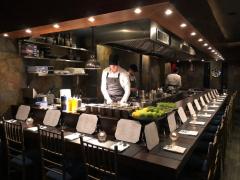 「カウンターだけの店」が今NYで人気急上昇中！ 名シェフの料理を五感で愉しむ隠れ家フレ