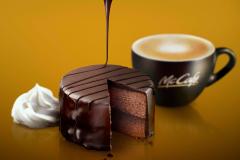 マックカフェ、冬限定「ザッハトルテ」登場　チョコの深い味わいを楽しむ贅沢ケーキ - ビ