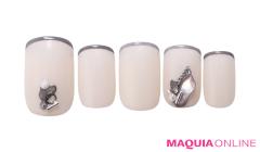 繊細なグレーラインで、凛と美しい「変形フレンチ」ネイル | マキアオンライン（MAQUIA ONL