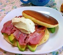 甘じょっぱさにやみつき！おかずを乗せた「お食事系パンケーキ」のレシピ10選 -