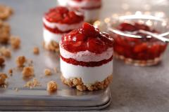 スタバ、ストロベリーの華やかケーキ＆パングラタンがホリデーフードに仲間入り - ビュー