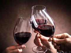 ワインの疑問に回答！ 乾杯でグラスをあてるのはNG？ グラス回しは反時計回り？ ワイン3つ