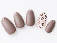 【365日ネイル】旬のレオパード柄がアクセント…休日カジュアルを洗練させるチャコールブ