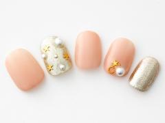 【365日ネイル】気分を高めるなら…ベージュネイルを12月仕様にアップデート！ |