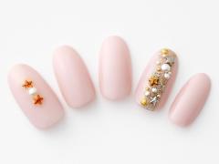 【365日ネイル】柔らかいカラー×華やぎストーンアートがホームパーティネイルのお約束 |