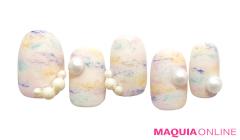 パステルカラーにパールが躍る、ピュアな魅力の「ミックスヤーン」ネイル |