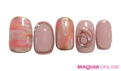 フェミニンカラーの「ミックスヤーン」ネイルは、洗練されたグレージュで格上げ！ |