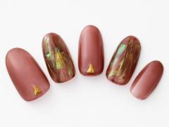 【365日ネイル】イルミネーションデートは…妖艶な雰囲気の赤茶ネイルで |