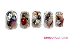 異素材MIXの「カラフルストーン」ネイルで、パーティーの主役を狙って！ |