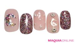 カラフルに輝く「ムーン」ネイルは、ネオンカラーのMIXラメで思いっきり弾けて！ |