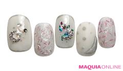 雪が舞う白い世界が広がる、ピュアでファンシーな「ムーン」ネイル |