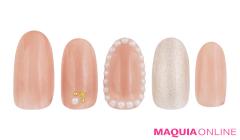 パールを並べた「囲み」ネイルは、華やかゴールドでパーティやデートに大活躍！ |