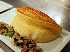 ふわっふわなオムレツは必食！ モン・サン・ミッシェルの麓で世界の人を虜にする『ラ・メ