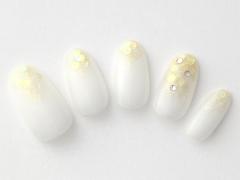 【365日ネイル】仕事終わりの1杯がサマになる♪先端がきらめくホワイトネイル |