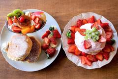 「イチゴ盛りすぎ！」夢のような豪華フルーツのふわふわパンケーキを実食レポ