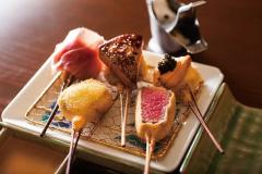 大阪・梅田駅高架下に新グルメストリート「茶屋町あるこ」串揚げ＆カフェなど7店舗