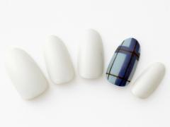 【365日ネイル】寒色系なのに柔らかい雰囲気に…冬らしいマットなチェックネイル |