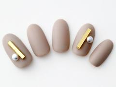 【365日ネイル】スーパームーン風!?月を思わせる大振りアートのマットグレージュネイル |