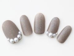 【365日ネイル】澄んだ冬の夜空をイメージ…大粒パールがアクセントのオーロラグレーネイ