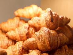 1日200個以上売れる！ 芳醇バターの絶品「クロワッサン」を求めて、街の小さなベーカリーに