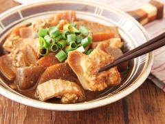 トロトロ濃厚な「もつ煮込み」を家で作ってみよう！ モツの下処理の時短ワザも必見【おつ