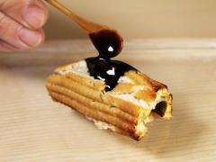 ふわふわ、ほろほろな穴子が「おまかせコース」を締めくくる！ フリースタイルな鮨店『