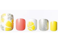 フットネイル39選｜ワンカラー・派手色・赤色など春夏のサンダル足をペディキュアでかわい