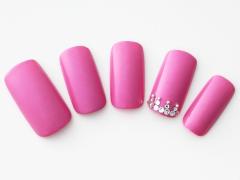 【365日ネイル】流行のメタリック調でドキッとさせる！色っぽさ満点の青みピンクネイル