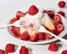 フリッパーズ「奇跡のパンケーキ あまおうのふわもち包み」限定登場　ワンランク上のテイ