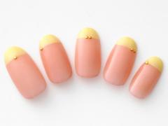 4/18【365日ネイル】ストレートフレンチ×ちょこっとスタッズの“おすまし顔”ネイル |