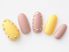 【365日ネイル】好印象カラーをスタッズアートでクールに！大人な春カラーネイル |
