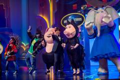 USJ『SING ON TOUR』開幕　“支配人”内村光良、熱狂のショー空間にサプライズ登場