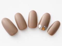 【365日ネイル】春ファッションのスパイスに…気持ちまで引き締まるブラウンネイル |