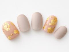 【365日ネイル】ビールを持つ手が映える♪金箔の上品な輝きを放つベージュネイル |